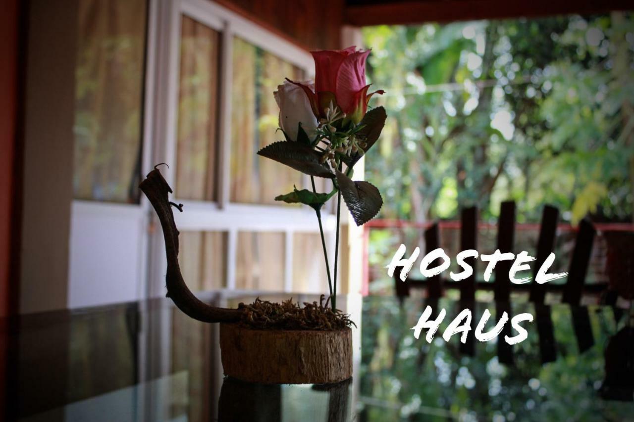 Hostel Haus Puerto Iguazu Bagian luar foto